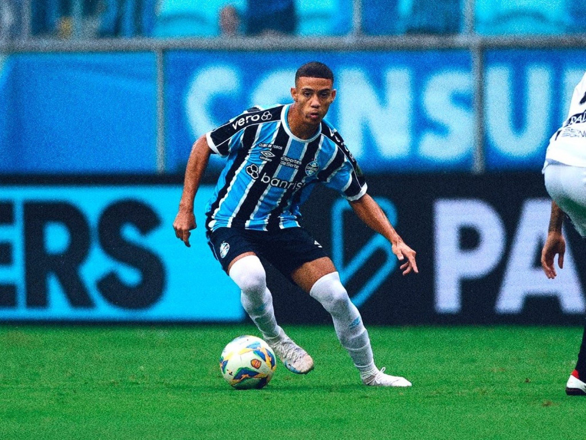 Com gol de Gustavinho, Grêmio supera o Fluminense e volta a vencer após sete jogos no Brasileirão