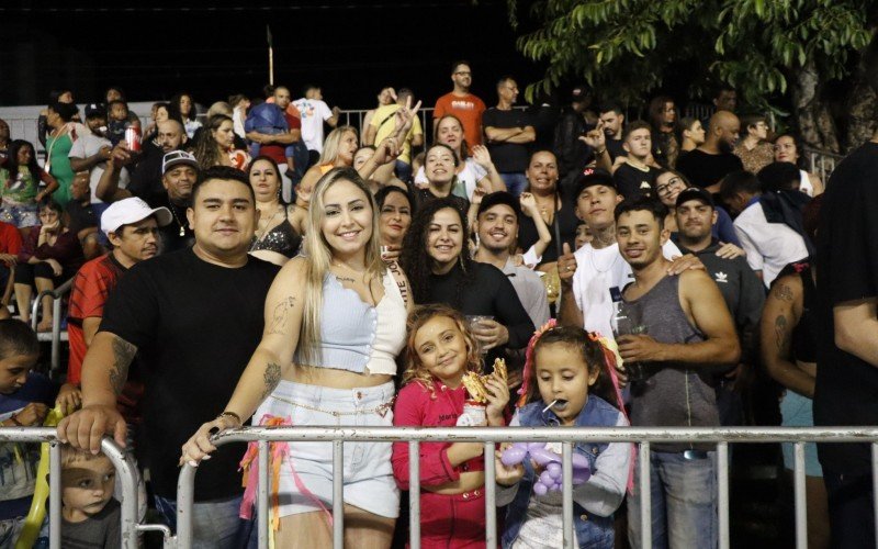 FamÃ­lia a amigos reunidos para o Carnaval