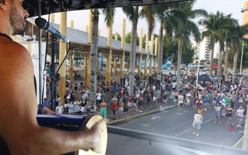 Público se reuniu na Avenida Adriano Dias para acompanhar os shows de pagode e desfile  | abc+