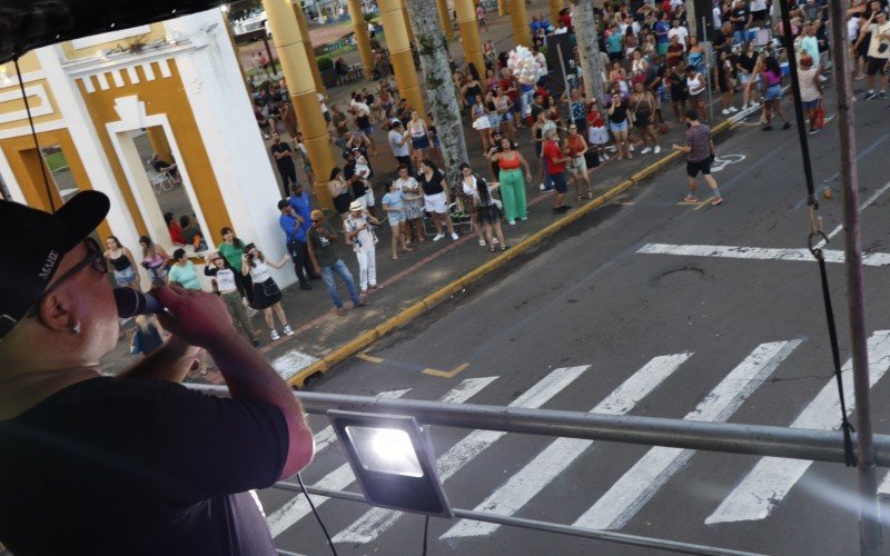 PÃºblico se reuniu na Av. Adriano Dias para acompanhar os shows de pagode e desfile das escolas de samba 