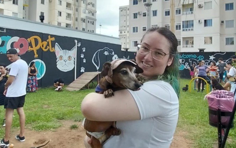 Camila Domeneck levou a cachorrinha AntÃ´nia, de 11 anos, para o encontro em Novo Hamburgo. Desde que foi adotada, AntÃ´nia nÃ£o tem o movimento nas patas traseiras, ela utiliza um andador para se locomover. 