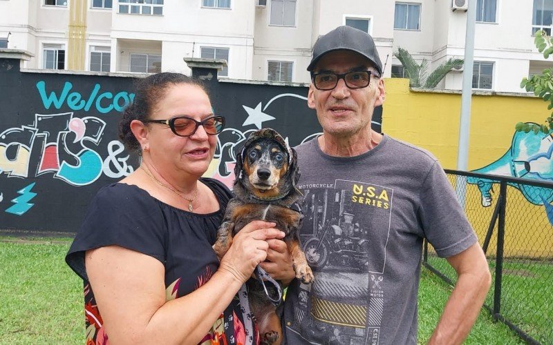 Clothilde, que vai fazer 10 anos em abril, foi de bonÃ© para se proteger do sol. O  casal Jorge SchÃ¼tz e Eliane Baldi diz que a cachorrinha Ã© 