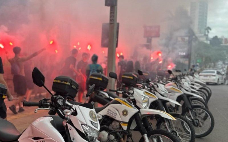 Alunos usam sinalizadores de fumaça e BM dispersa grupo em frente a escola de Porto Alegre | abc+