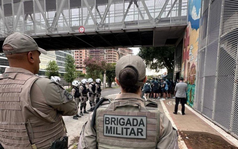 Alunos usam sinalizadores de fumaça e BM dispersa grupo em frente a escola de Porto Alegre | abc+