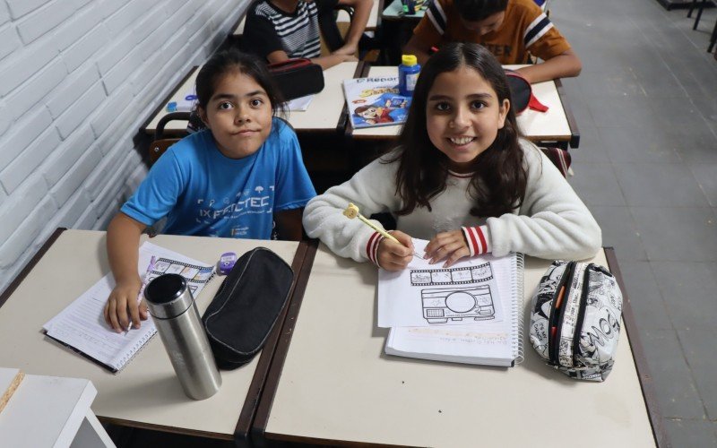 Isabelle e Joaquina são alunas do 4.º ano na Emeb Darcy Borges de Castilhos, bairro Liberdade | abc+
