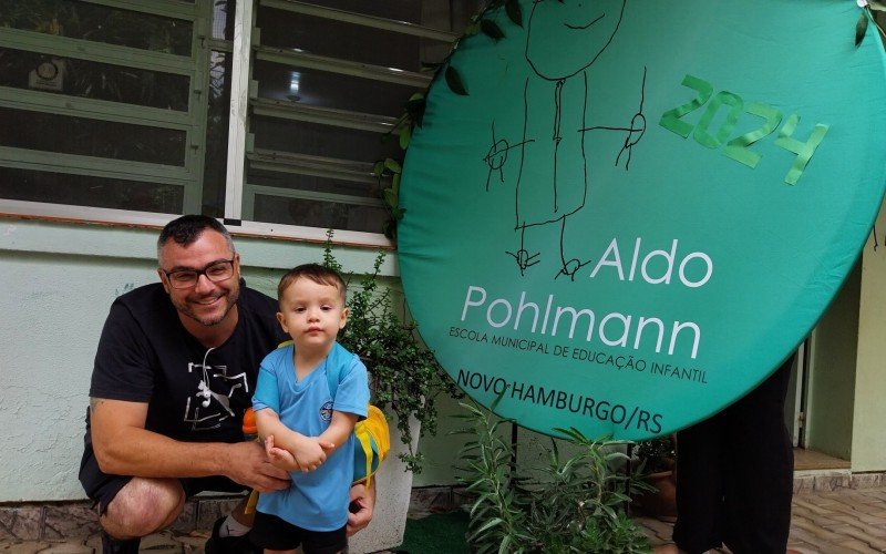 Marcos Gueths, 43, e o filho Gael Gueths, 2, aluno novo da Emei Aldo Pohlmann | abc+
