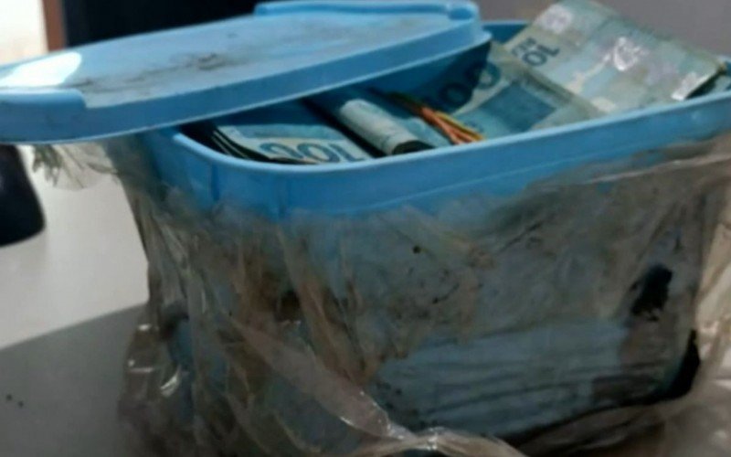 Homem achou um total de R$ 59,9 mil em notas de R$ 100 e R$ 50 | abc+