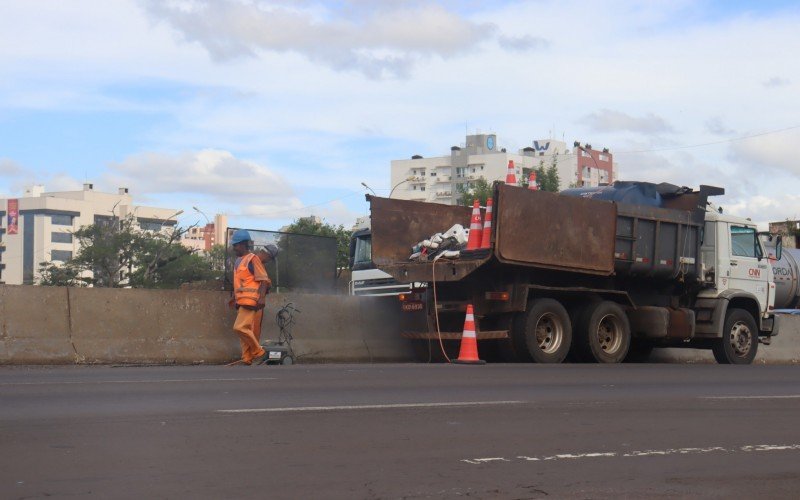 Além das obras das pontes, há também o conserto das muretas no centro do km 246