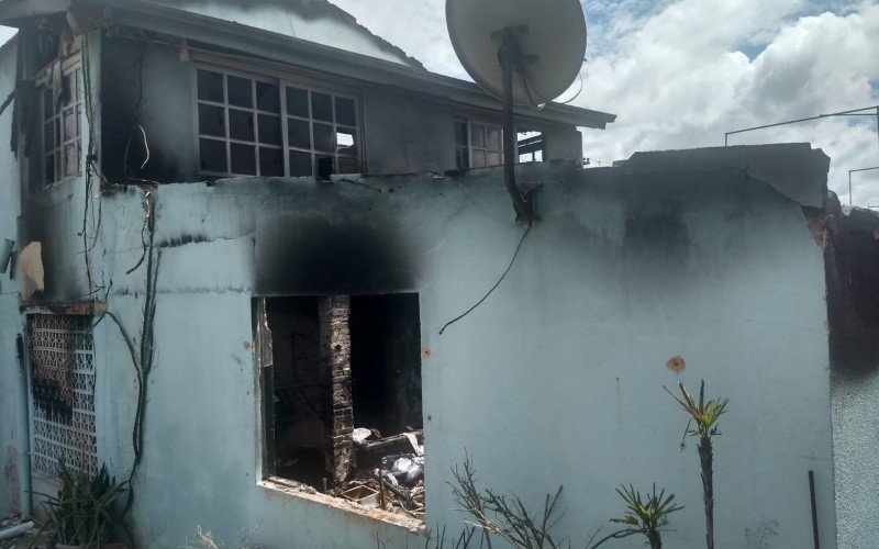 Novo incêndio no sobrado voltou a surpreender durante a madrugada de domingo (18)