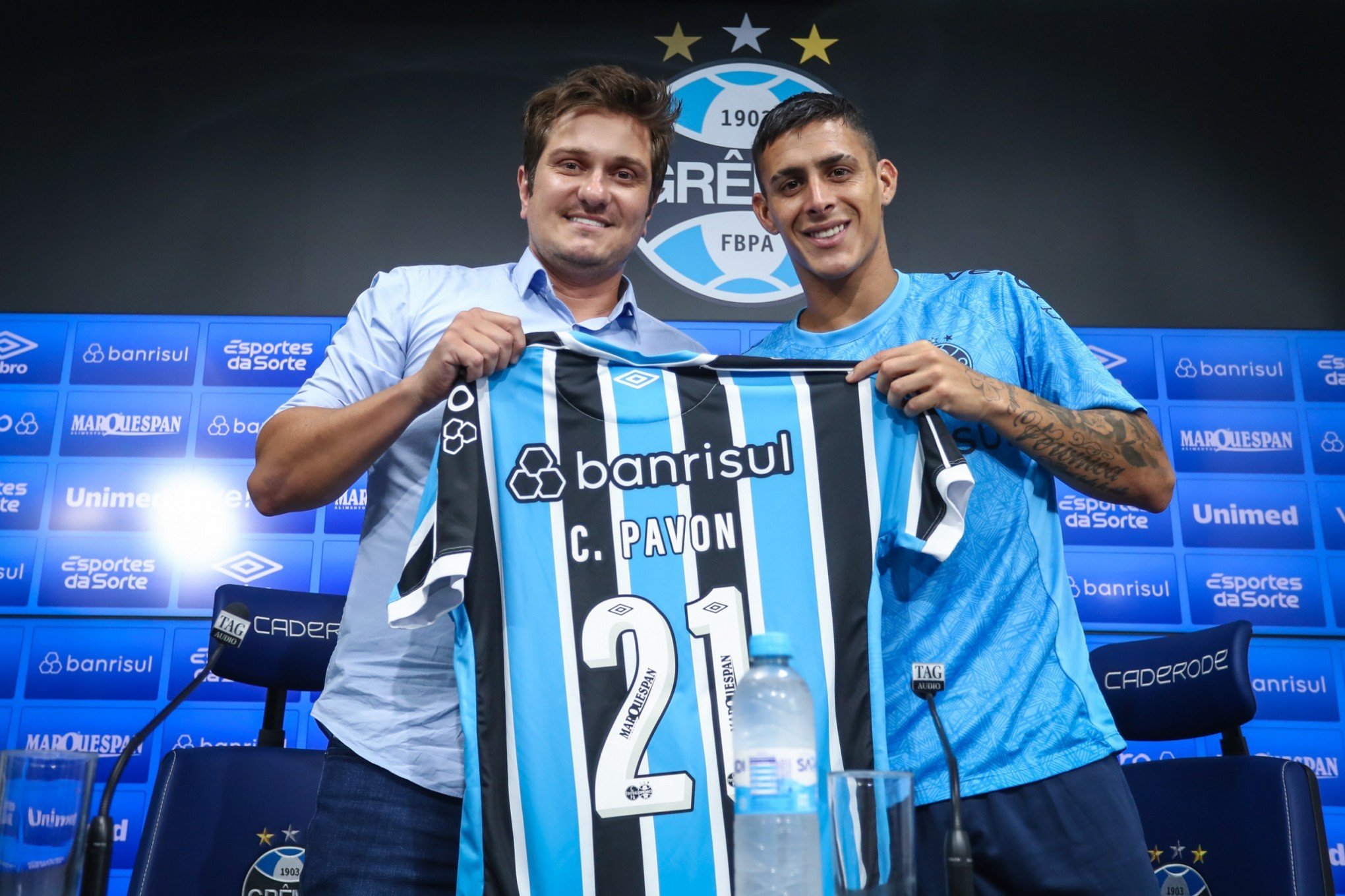Pavón brinca ao ser apresentado pelo Grêmio: "Primeira vez que marco um gol antes"