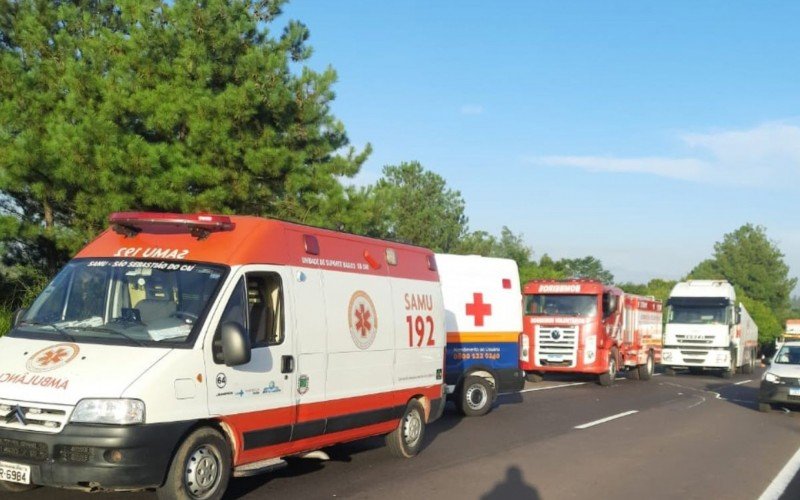 TRÃ‚NSITO: CaminhÃ£o derruba poste em rodovia do Vale do CaÃ­ e causa congestionamento