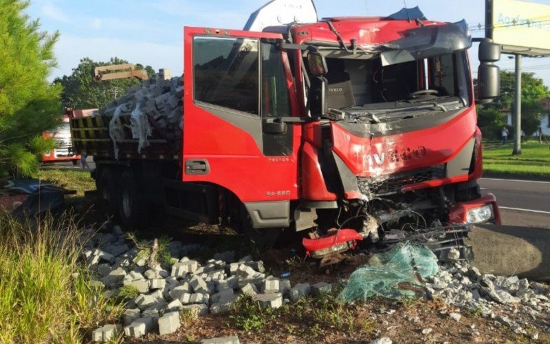 TRÃ‚NSITO: CaminhÃ£o derruba poste em rodovia do Vale do CaÃ­ e causa congestionamento