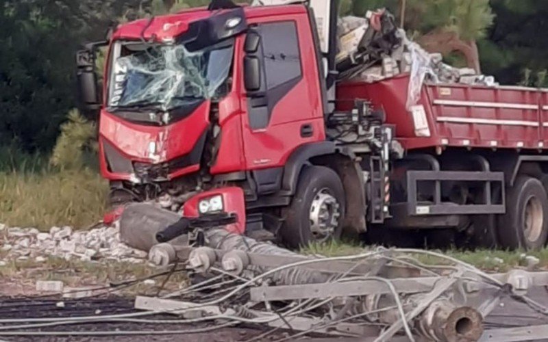 TRÃ‚NSITO: CaminhÃ£o derruba poste em rodovia do Vale do CaÃ­ e causa congestionamento