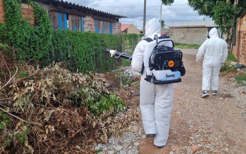 Aplicação de inseticida ocorreu nas ruas da Vicentina, o bairro com maior número de casos em São Leopoldo