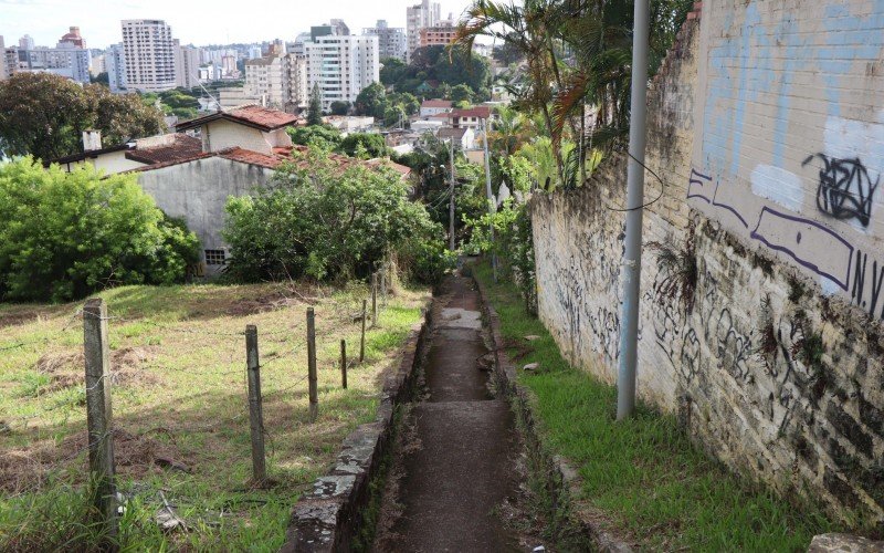 Quem comeÃ§a a descer a escadaria pela rua JÃºlio Adams, nÃ£o enxerga que hÃ¡ a cratera