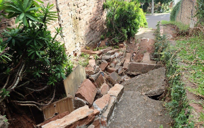 Trecho da escadaria completamente destruÃ­do