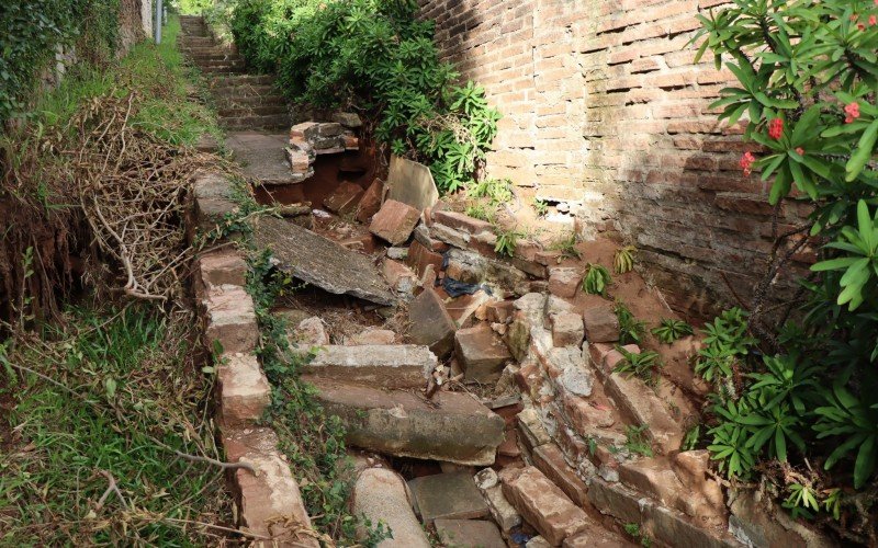 Trecho da escadaria completamente destruÃ­do