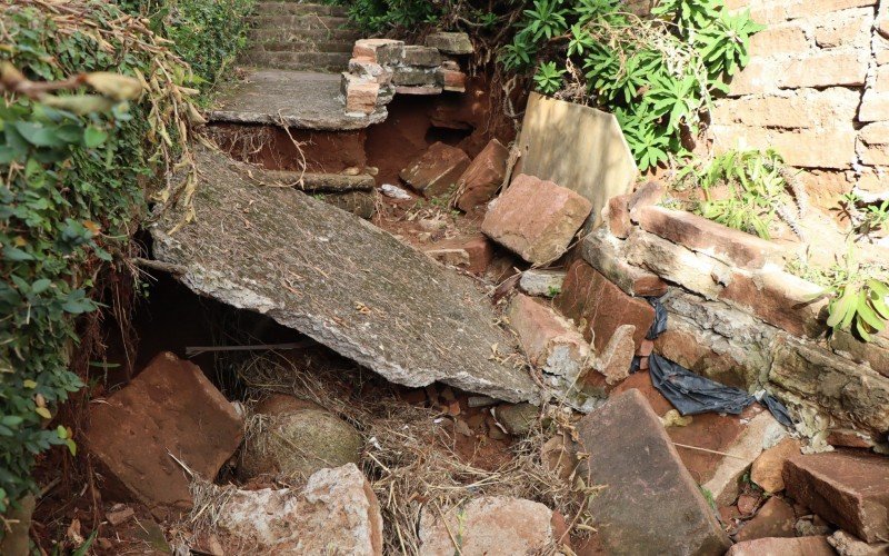 Trecho da escadaria completamente destruÃ­do