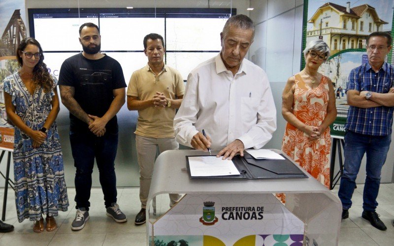 Prefeito em exercício, Nedy de Vargas Marques, assina ordem de serviço