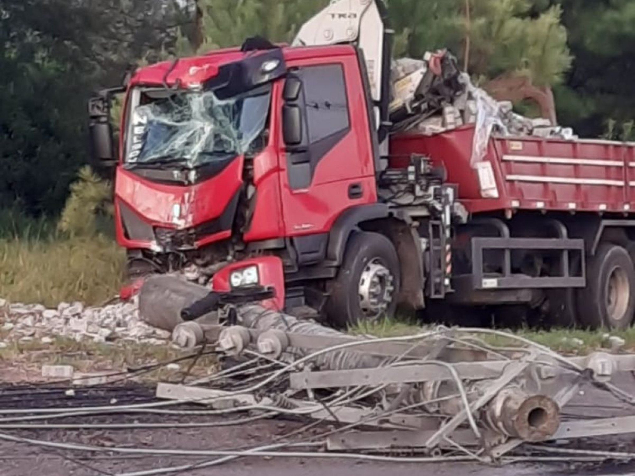 TRÂNSITO: Caminhão derruba poste e trânsito é bloqueado em rodovia do Vale do Caí