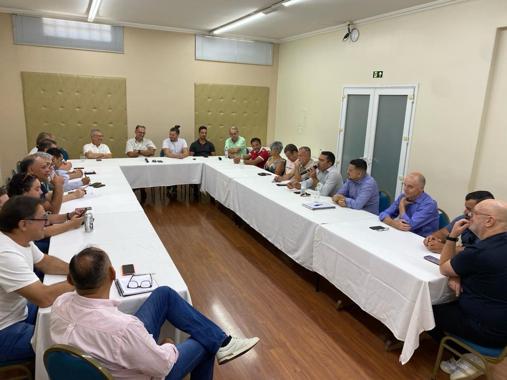 Jairo Jorge e Luiz Carlos Busato se reúnem com vereadores para debater a política em Canoas