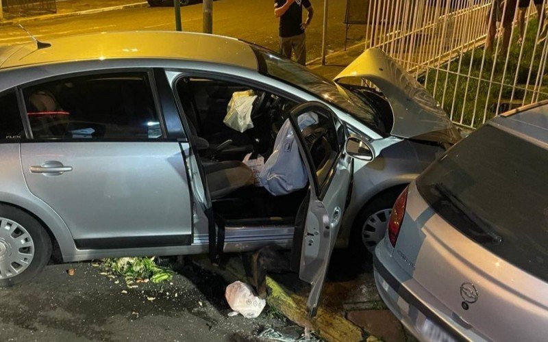 ColisÃ£o entre dois carros aconteceu no Centro de Novo Hamburgo 