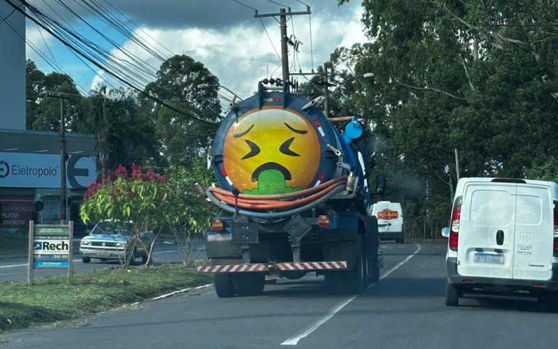 Caminhão com emoji de novo é flagrado em Novo Hamburgo  | abc+