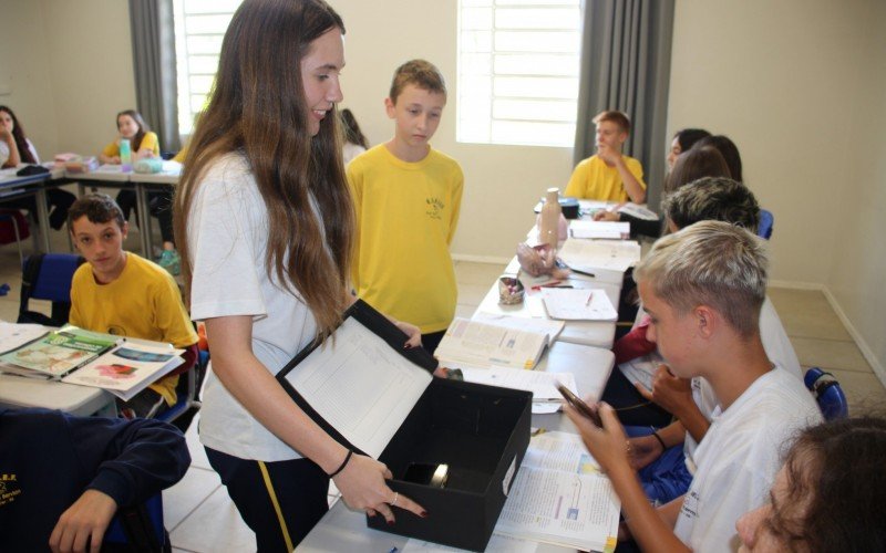 São os próprios alunos que atuam como monitores que recolhem os aparelhos | abc+