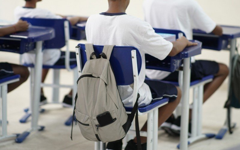 Celular nas escolas municipais do Rio de Janeiro devem ficar guardados dentro da mochila | abc+