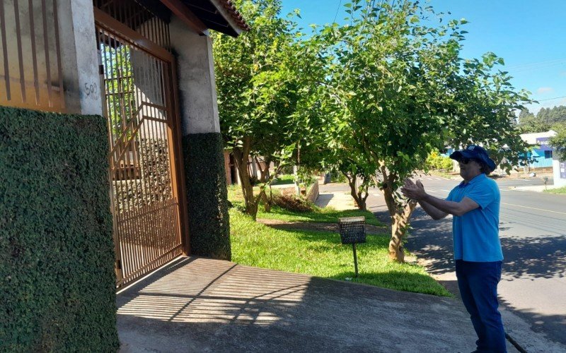 Funcionários da Corsan realizam visitas às residências para informar aos moradores sobre a ligação necessária | abc+