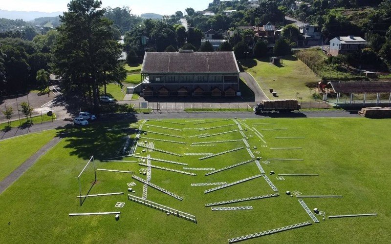 Estruturas da Fest Feira começam a ser montadas no campo do Complexo Esportivo Municipal Norberto Emílio Rübenich | abc+