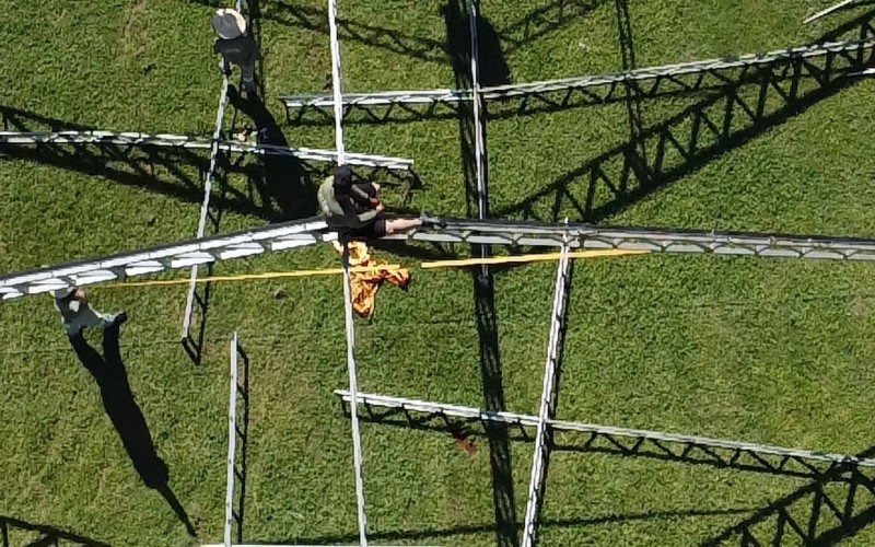 Estruturas da Fest Feira começam a ser montadas no campo do Complexo Esportivo Municipal Norberto Emílio Rübenich | abc+