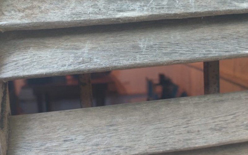 Policiais identificaram a presença de prensa hidráulica e insumos para a confecção de drogas por fresta em uma janela | abc+
