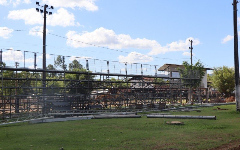 Arquibancadas sendo montadas ao lado da arena