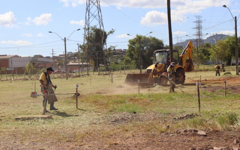 Servidores trabalham nas Ã¡reas onde serÃ£o montados os acampamentos