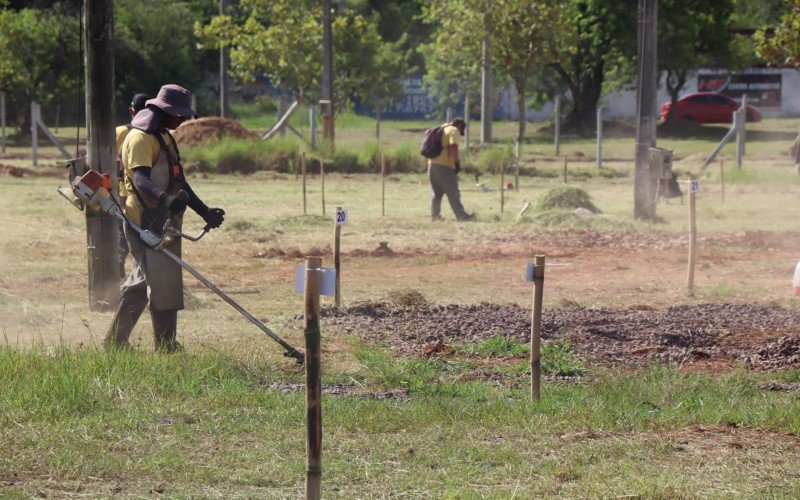 Servidores trabalham nas Ã¡reas onde serÃ£o montados os acampamentos