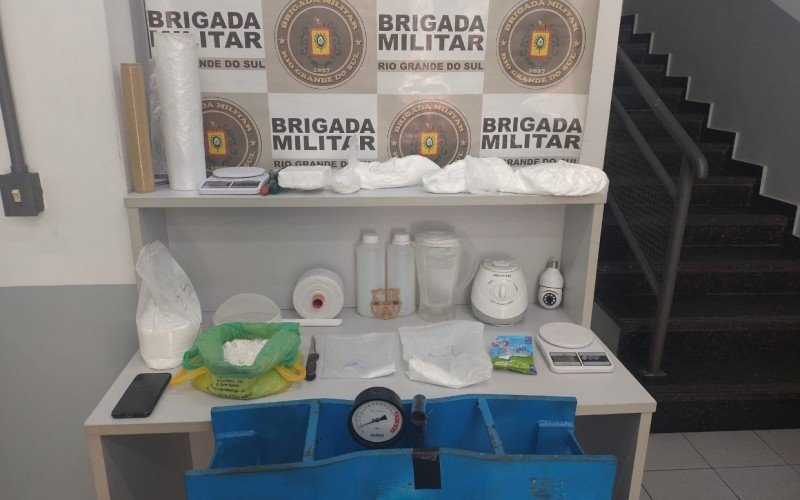 Drogas e substâncias usadas para a produção de cocaína foram apreendidas no imóvel | abc+