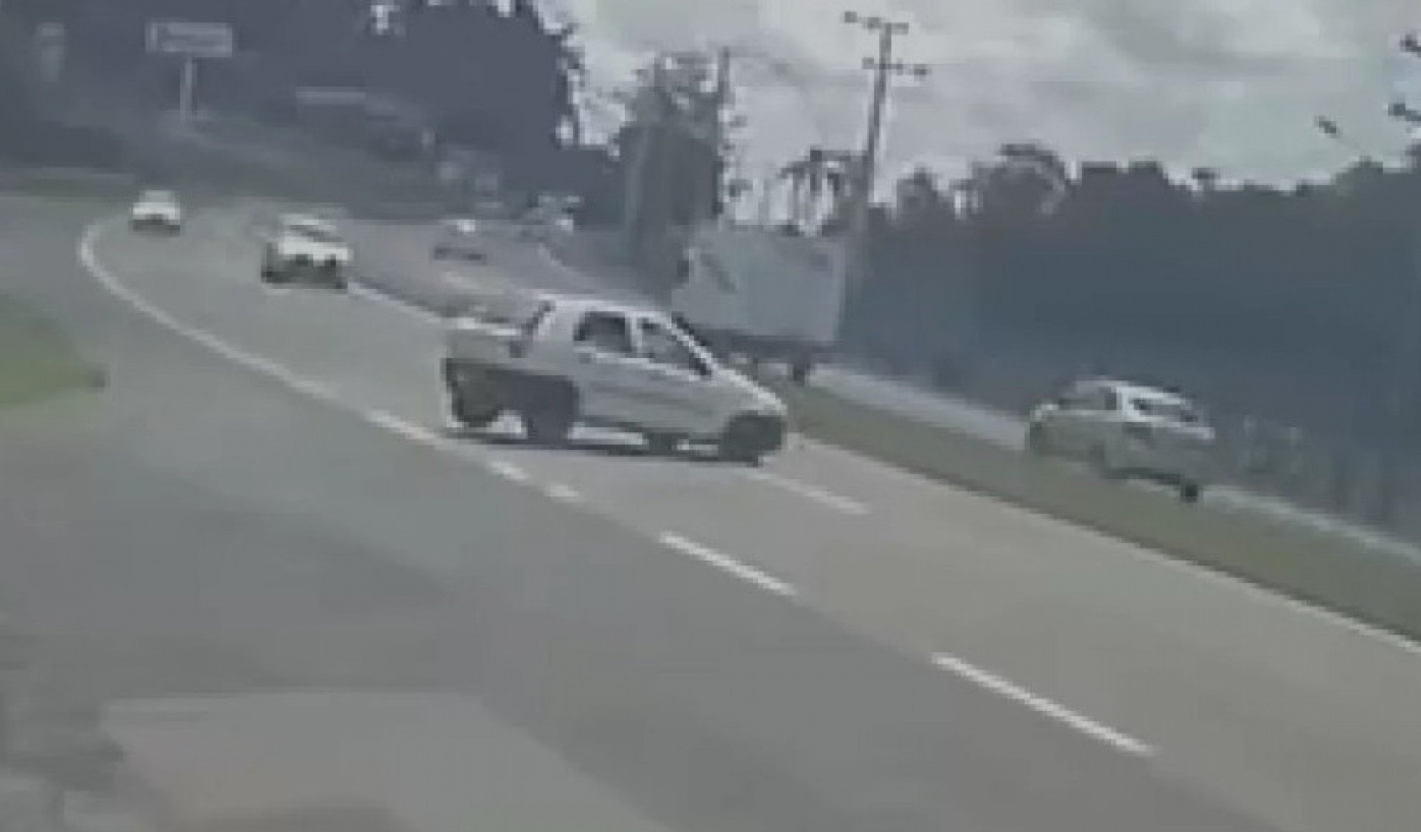 VÍDEO: Carro perde freios, atravessa a RS-240 e colide contra veículo; criança fica ferida