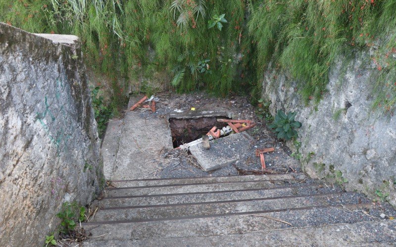 Escadaria do bairro Ideal conta com um buraco em seu percurso