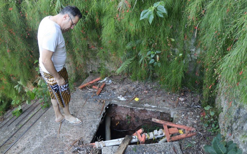 Escadaria do bairro Ideal conta com um buraco em seu percurso | abc+