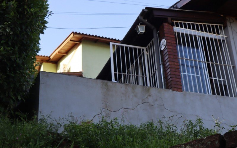 Casa ao lado da escadaria apresenta rachaduras em seu muro