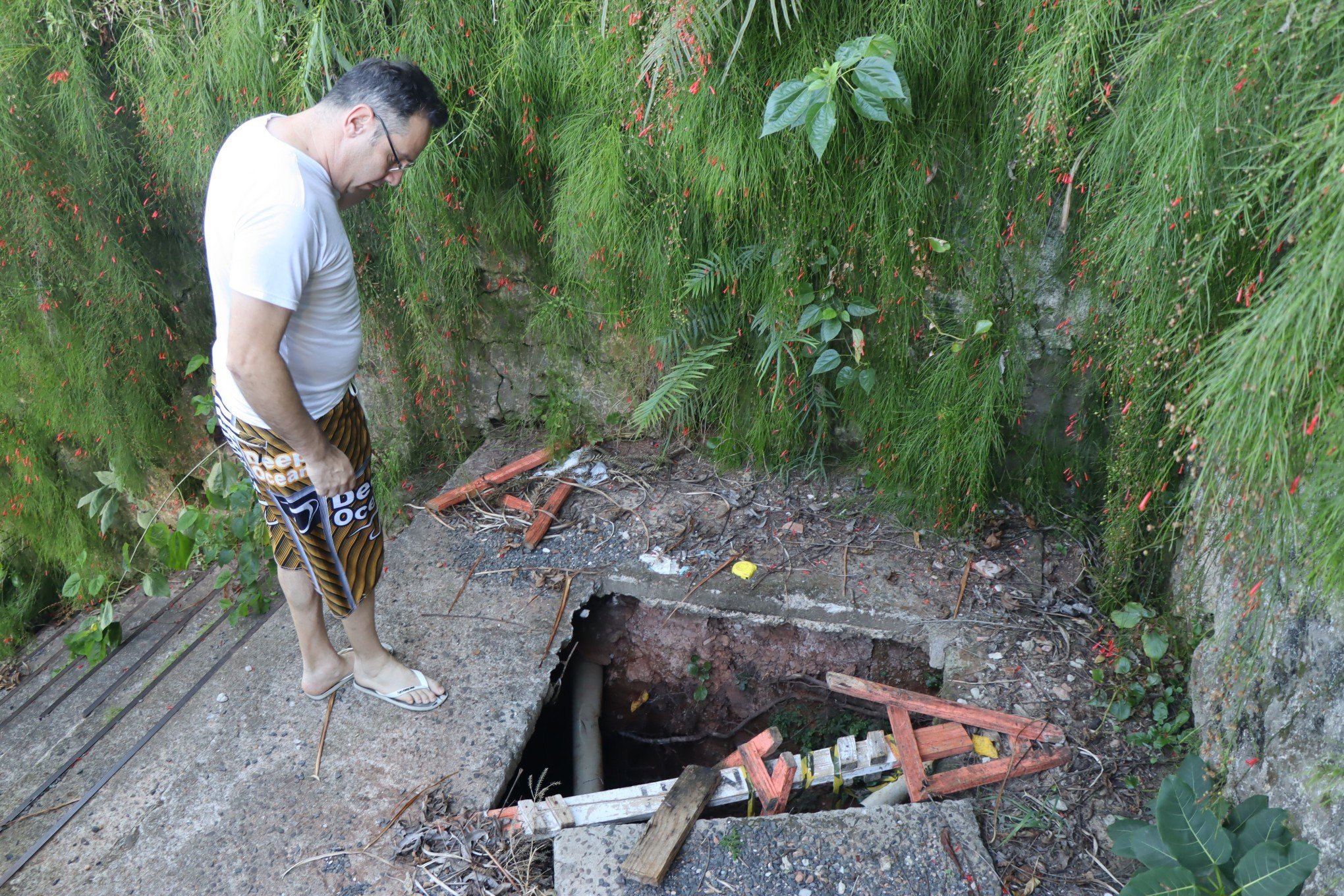 Moradores alertam sobre risco de quedas e desmoronamento em escadaria de Novo Hamburgo