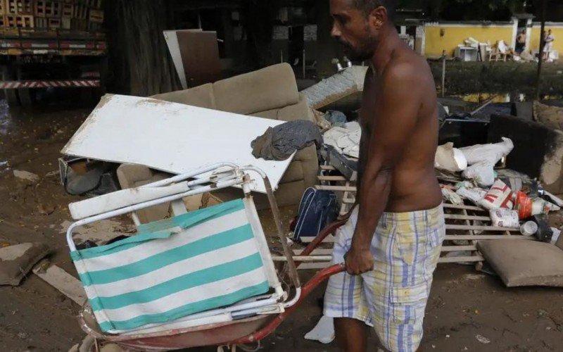 Temporal no Rio deixa rastro de destruição e 8 mortos | abc+