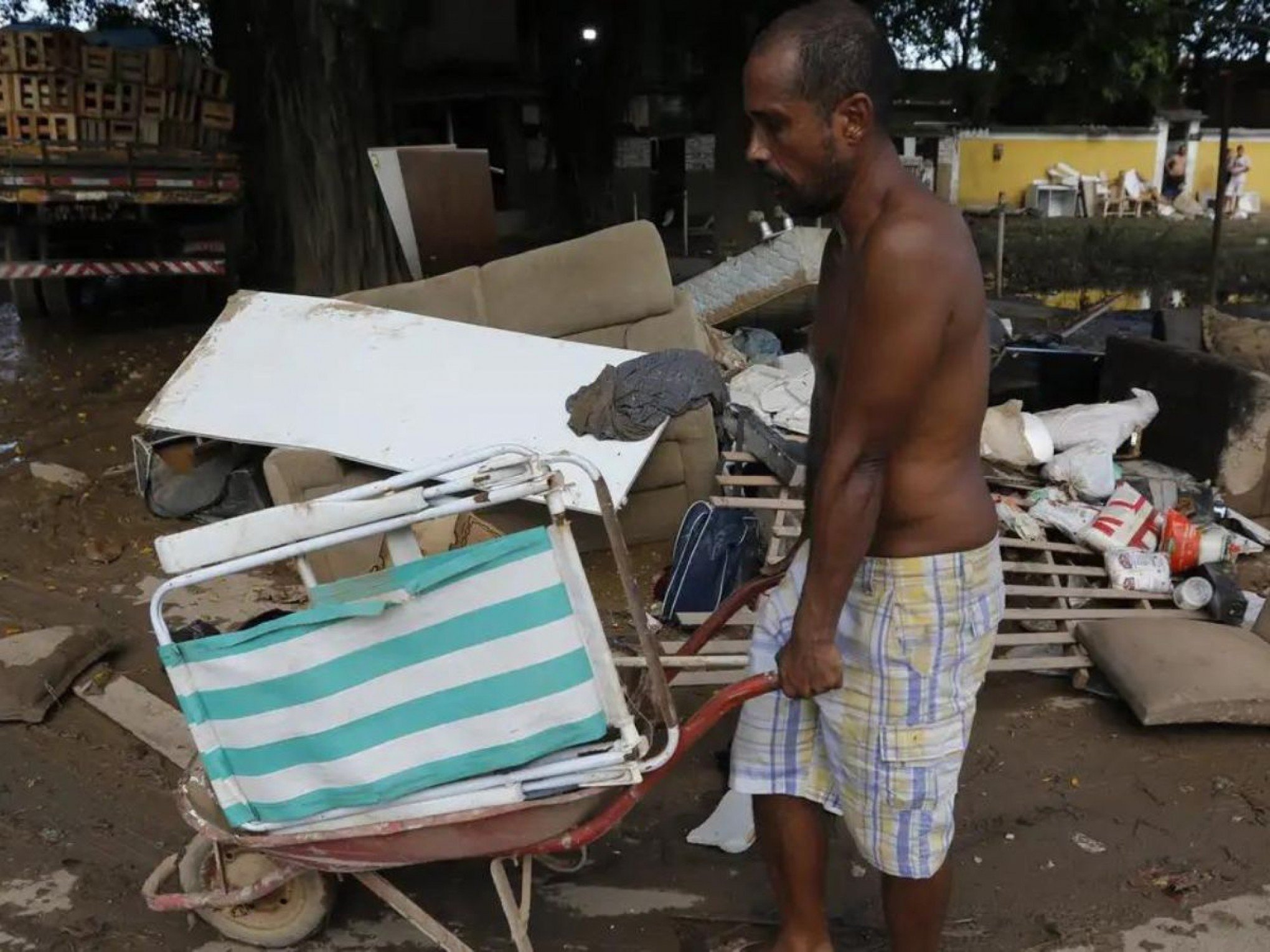 Temporal deixa 8 mortos no Rio; metade ficou soterrada em deslizamento de terra