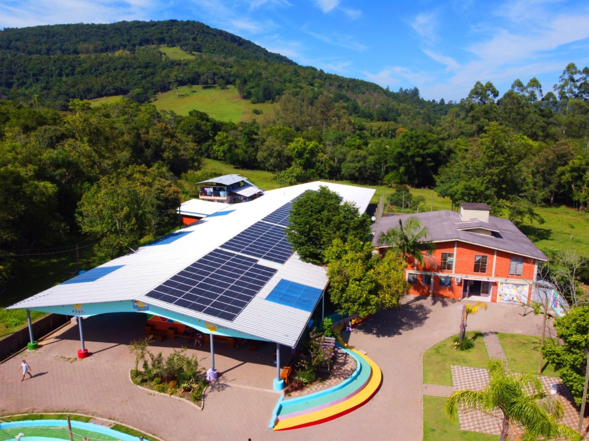 Lar Padilha investe em usina solar e poupa R$ 7,8 mil por mês