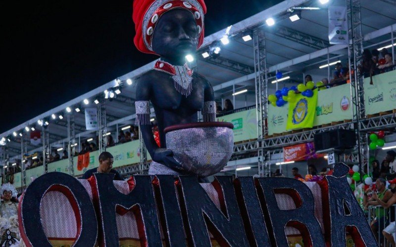 Filhos de Maria no desfile de escolas de samba de Porto Alegre, no Carnaval 2024