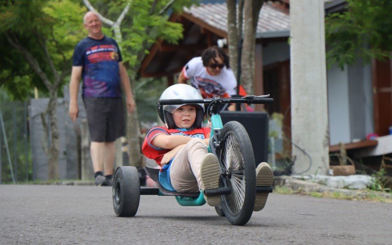 Allana Zohler, tem 11 anos e há três anos pratica a modalidade trike | abc+