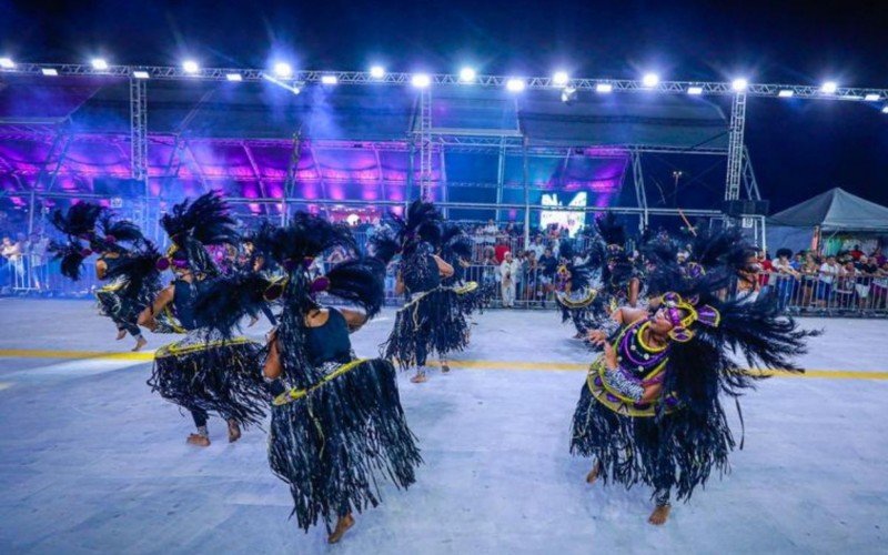 Realeza no desfile de escolas de samba de Porto Alegre, no Carnaval 2024