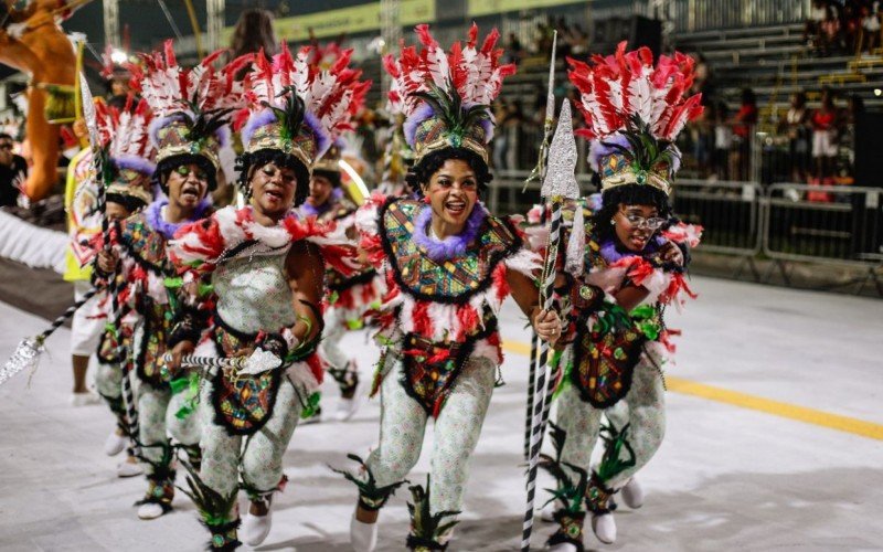 Tribo Os Comanches no desfile de escolas de samba de Porto Alegre, no Carnaval 2024