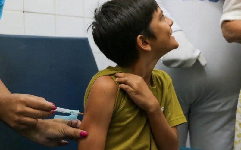 Vacinação contra a dengue começou neste mês e é destinada à aplicação em crianças de 10 e 11 anos | abc+